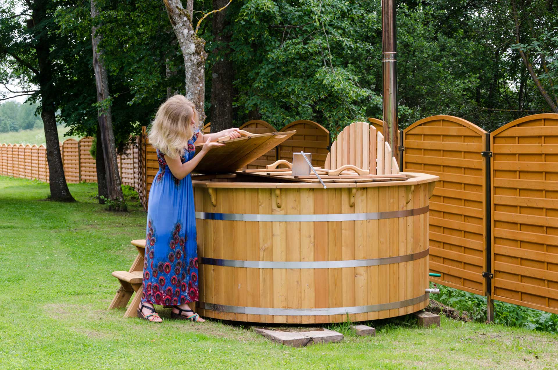 Hoz tubes - Badebottiche, die Erweiterung für die Wohlfühloase Garten Frau im Garten deckt Badefass, Hot tube ab